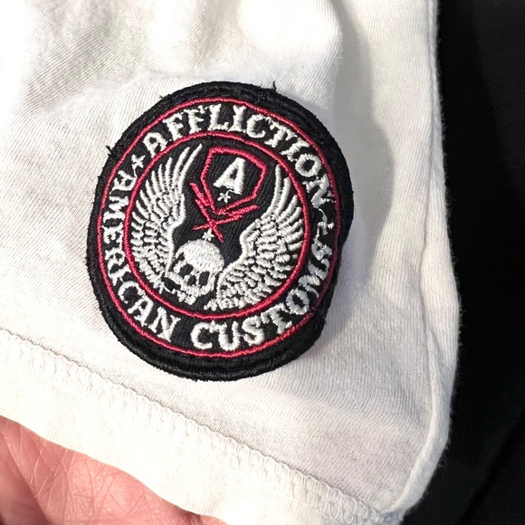 |•AFFLICTION•| Cool V-neck T-shirt Size Medium - Picture 11 of 14